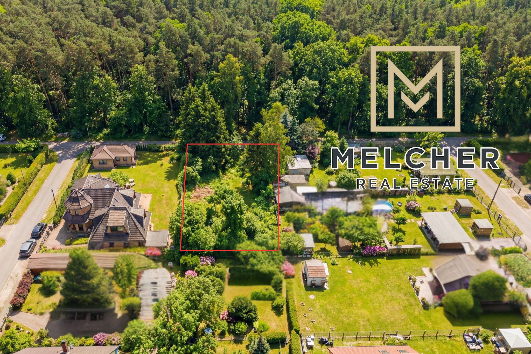 Lage zwischen Wohnbebauung und Wald mit eingezeichneter Grundstücksgrenze