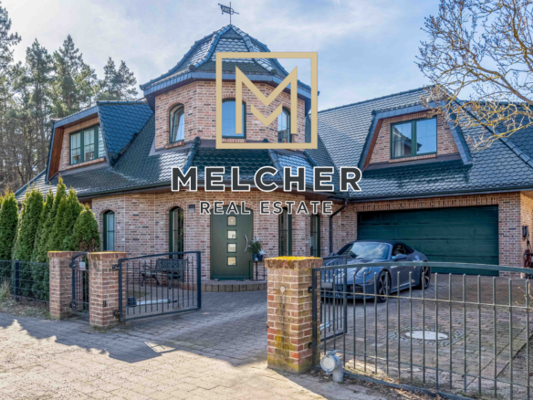 Hausfront eines exklusiven Einfamilienhauses am Waldrand nahe Berlin mit Klinkerfassade und gepflegter Zufahrt