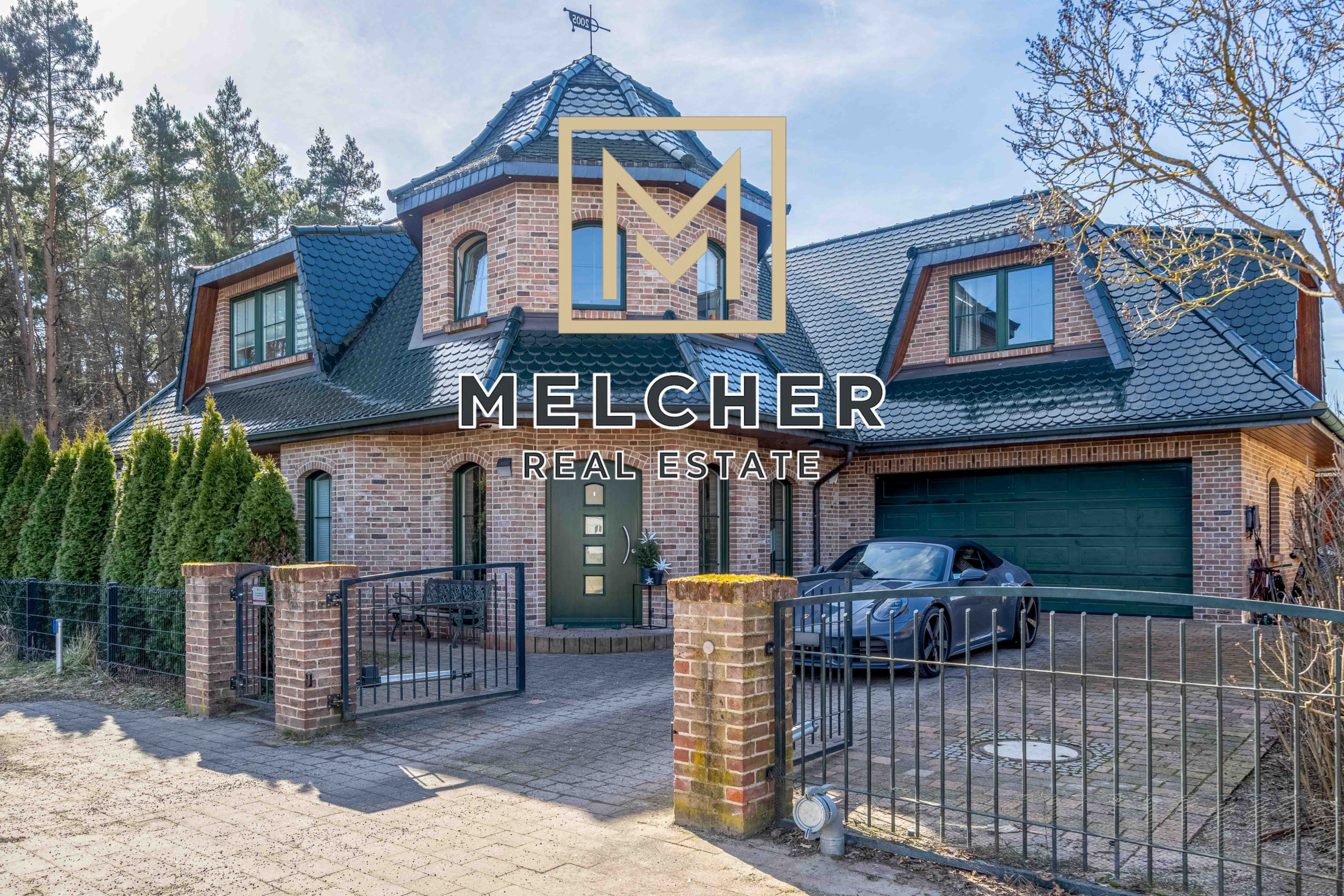 Hausfront eines exklusiven Einfamilienhauses am Waldrand nahe Berlin mit Klinkerfassade und gepflegter Zufahrt